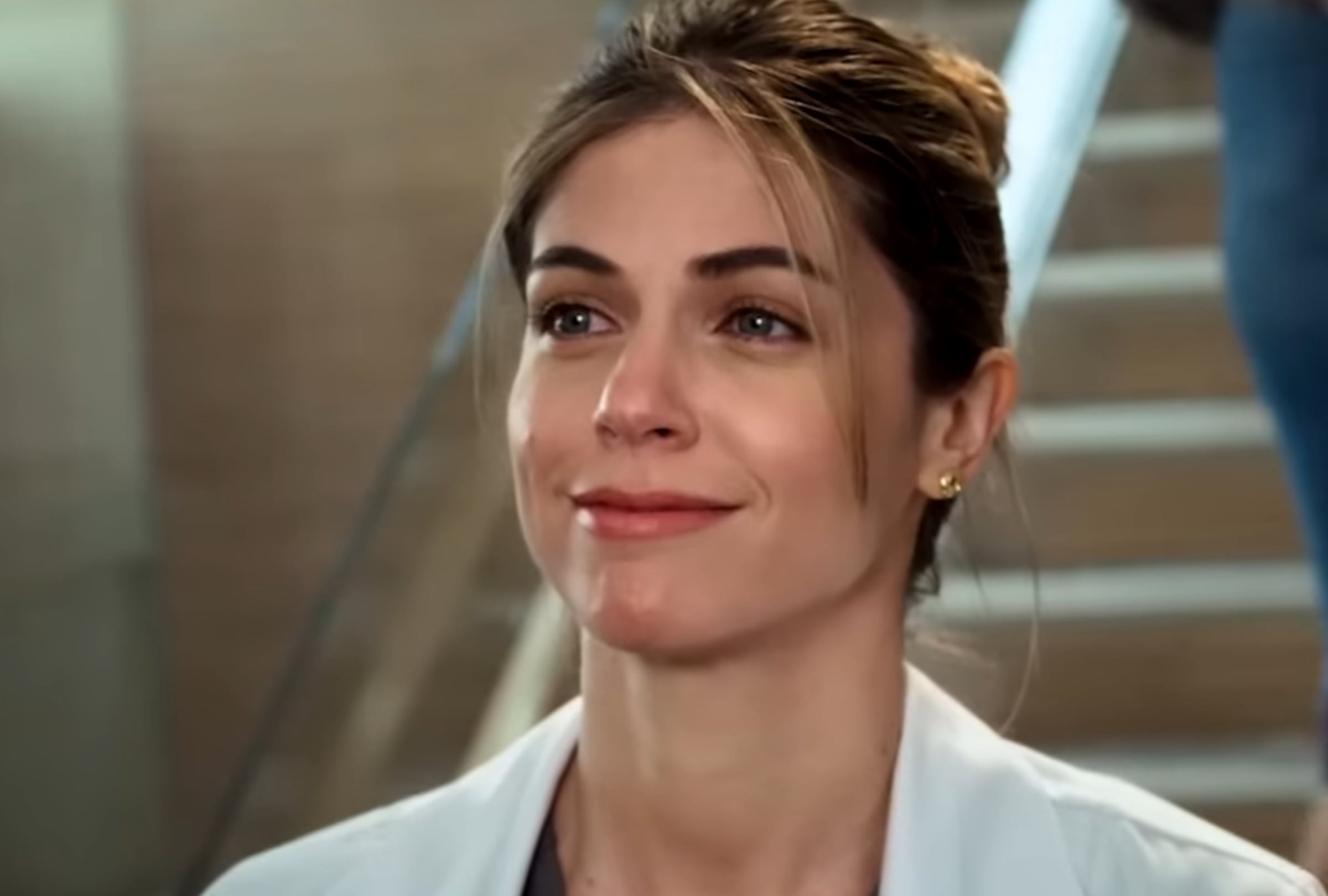 Stephanie Cayo como la Dra. Julia Jasso en una escena de la serie médica mexicana "DOC" (Foto: Netflix)