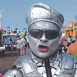 Robotín la rompe en Estados Unidos, pero está triste por sus hijas: “Las extraño, pero ahorro para mi futuro”