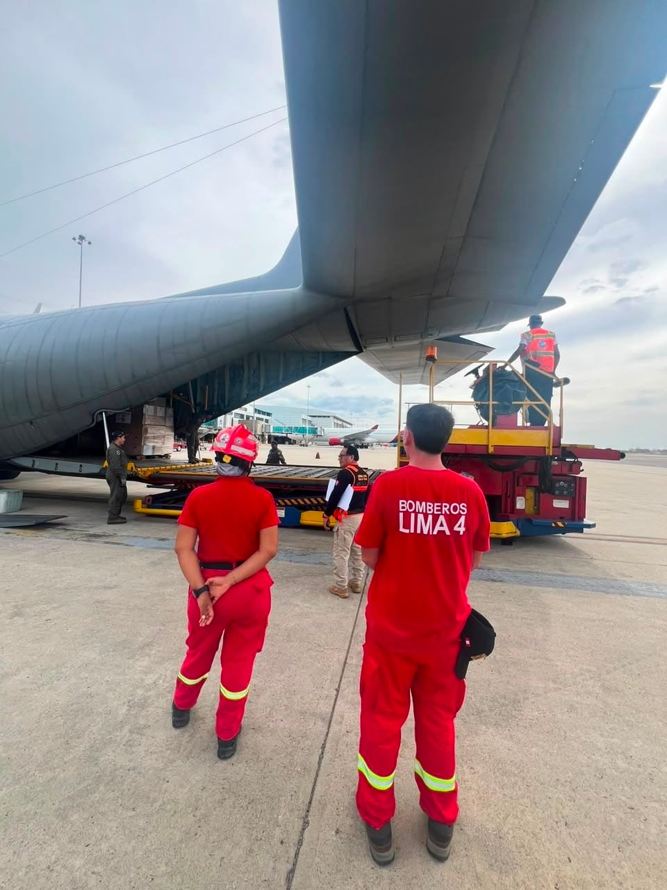 El avión Hércules de la Fuerza Aérea del Perú arribó a Caracas y se inició la descarga de las más de 14 toneladas de ayuda humanitaria.