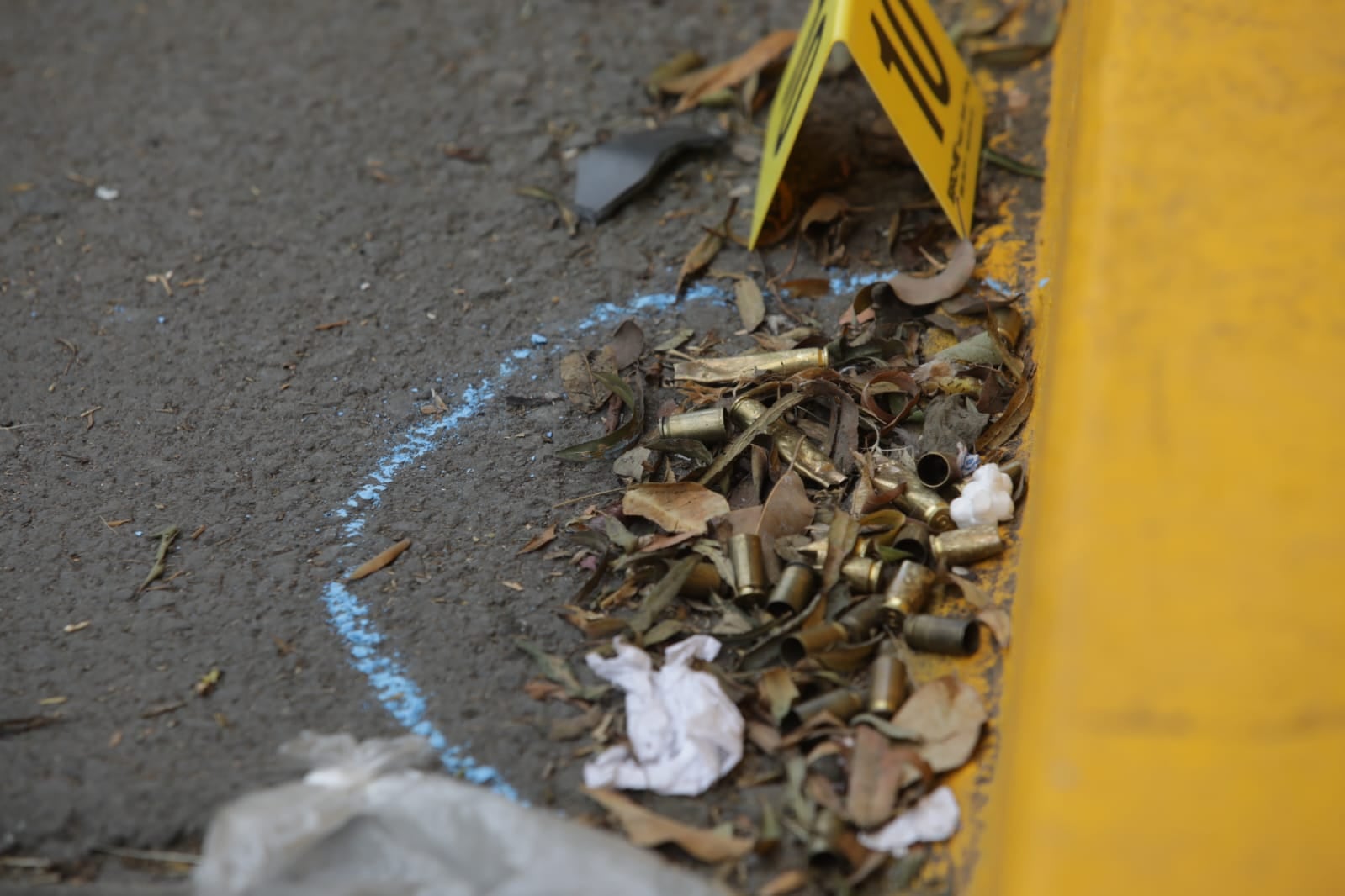 Delincuentes balean y secuestran a hombre por robo de lingotes de oro en la avenida Derby en Surco.
Fotos: Diana Marcelo/@photo.gec