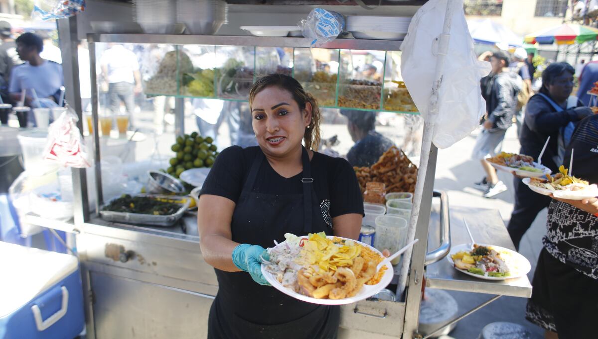 En los alrededores, emprendedores venden diferentes tipos de potajes