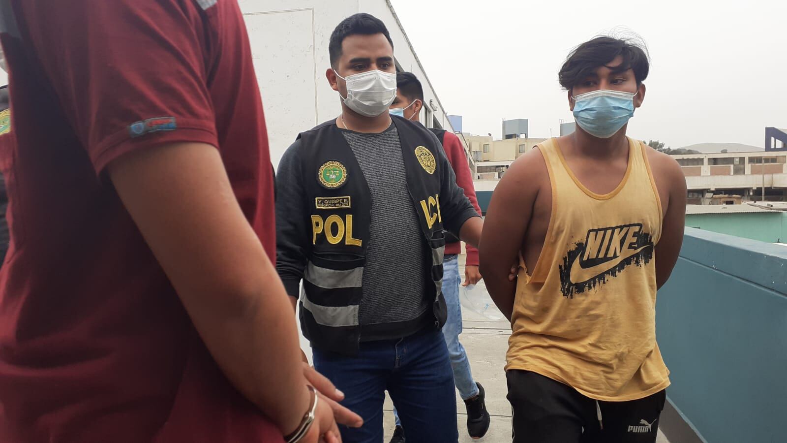 El venezolano Edwar Alexander Hernández Sandoval (33) y Xander Pacaya Sinuiri (18), que serían de la banda 'Los Feroces del Morro Solar', fueron atrapados en un cerro, cuando fugaban corriendo tras asaltar a mano armada a ocho ciclistas, a quienes atacaron a golpes para robarles sus pertenencias, en Chorrillos. (foto: TROME)