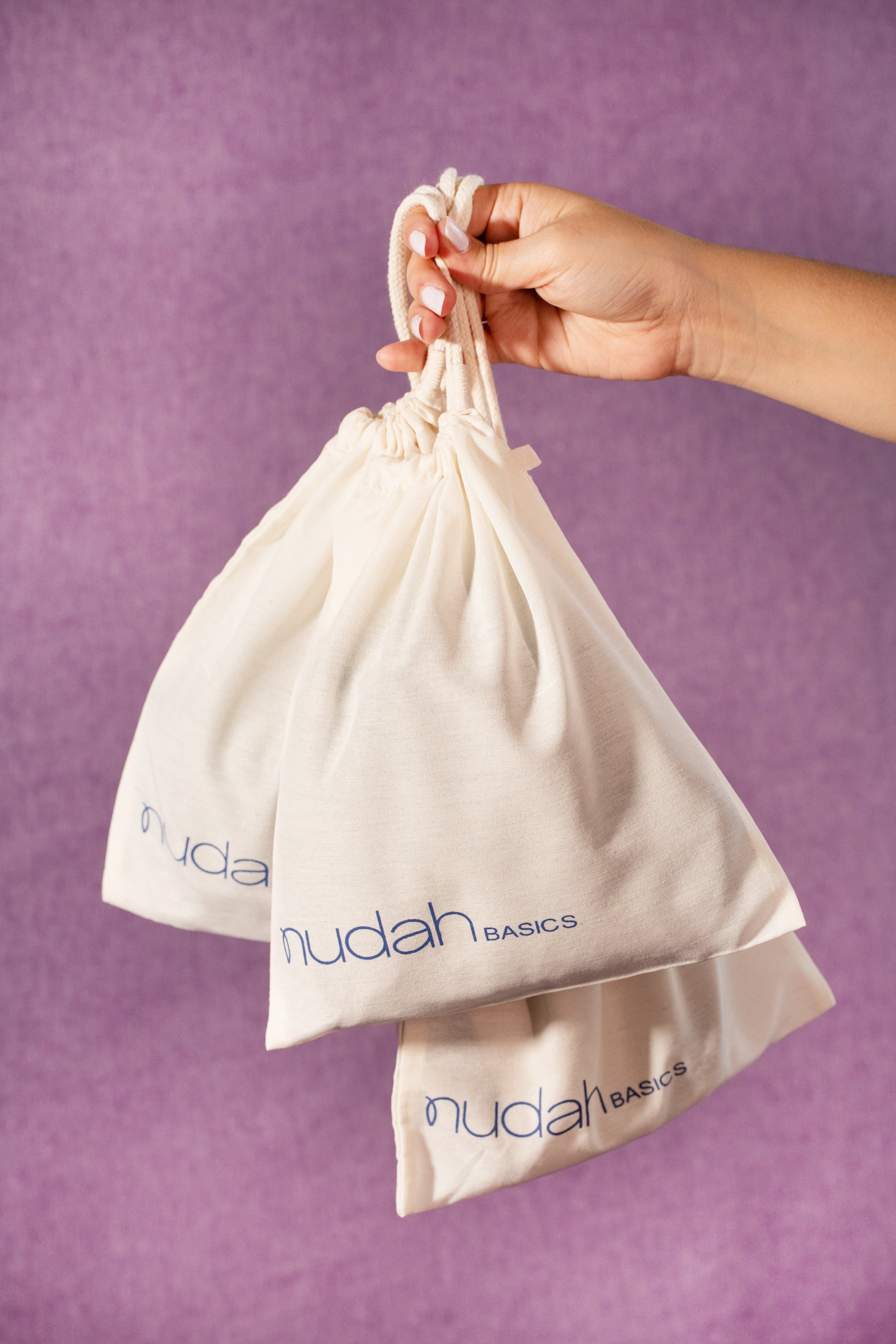 Su bolsa de tocuyo mantiene el concepto del cuidado del planeta.