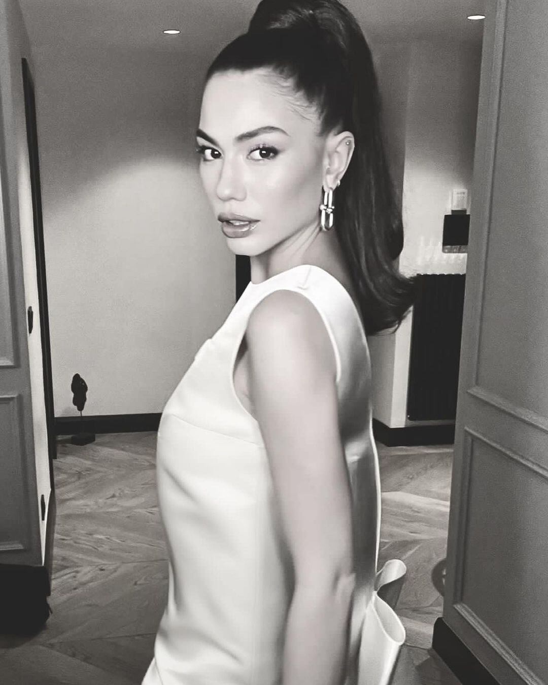 Demet Özdemir es una actriz, modelo y bailarina turca (Foto: Demet Özdemir/ Instagram)