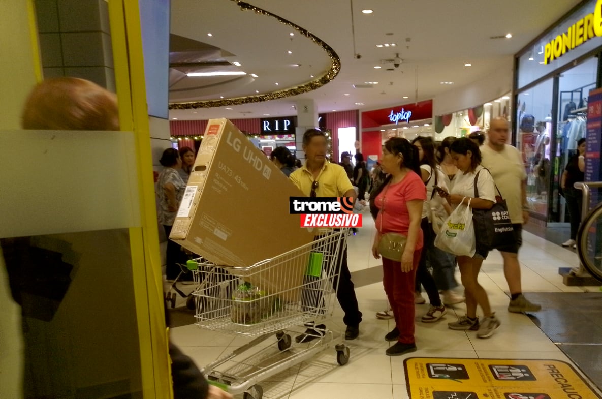 Aumenta la compra de televisores a pocos días de la Navidad y Año Nuevo. (Entrevista y foto: Isabel Medina / Trome).