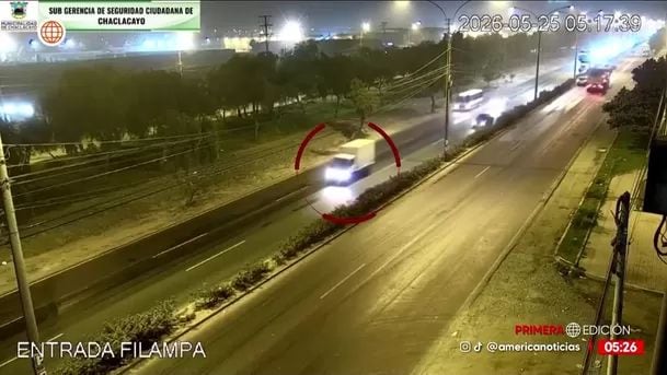 Cámaras de seguridad captaron a la furgoneta circulando a toda velocidad. Foto: América