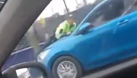 TROME - Conductor sin brevete arrastra a policía sobre el capó de su auto