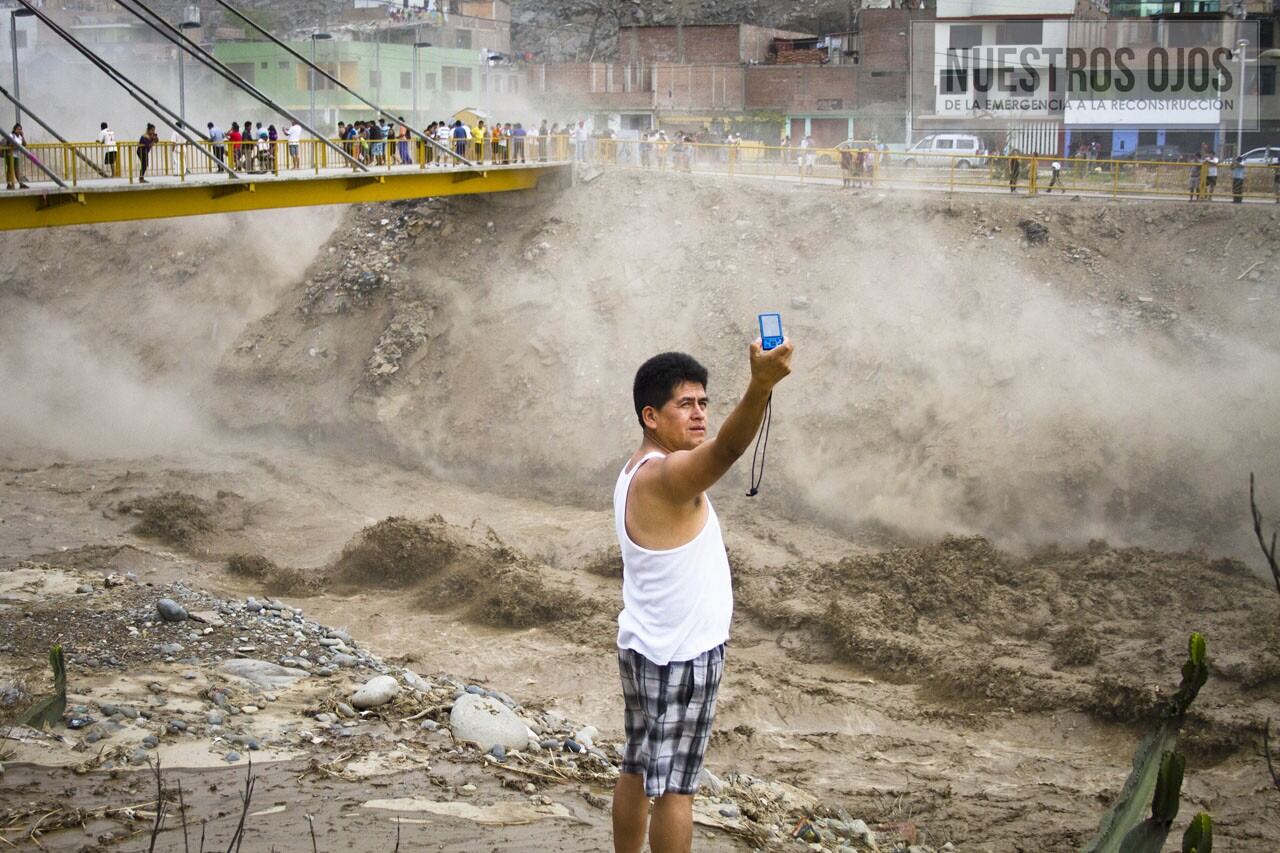 Intrépido vecino logra saltar el cerco para tomarse un selfie junto al Pte. Talavera, el cual colapsa al día siguiente tras la inminente crecida del rio Rímac. (Foto: Nuestros Ojos)