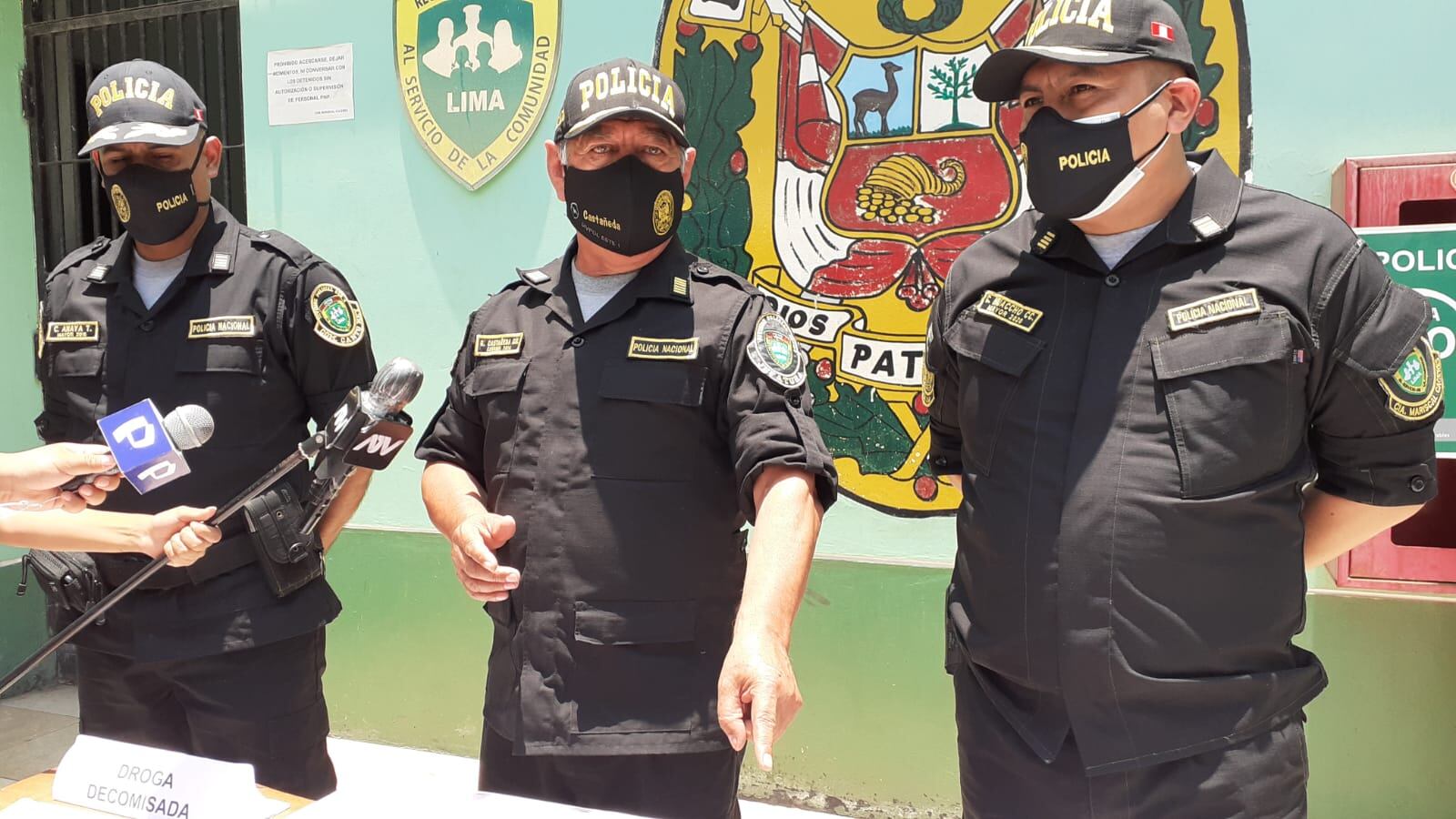 Tras una persecución de varias cuadras, tres presuntos integrantes de la banda ‘Los Gatilleros de Canto Rey’, liderados por un venezolano, y quienes se habrían hecho pasar como colectiveros, fueron atrapados por varias brigadas de policías. (foto: Mónica Rochabrum)