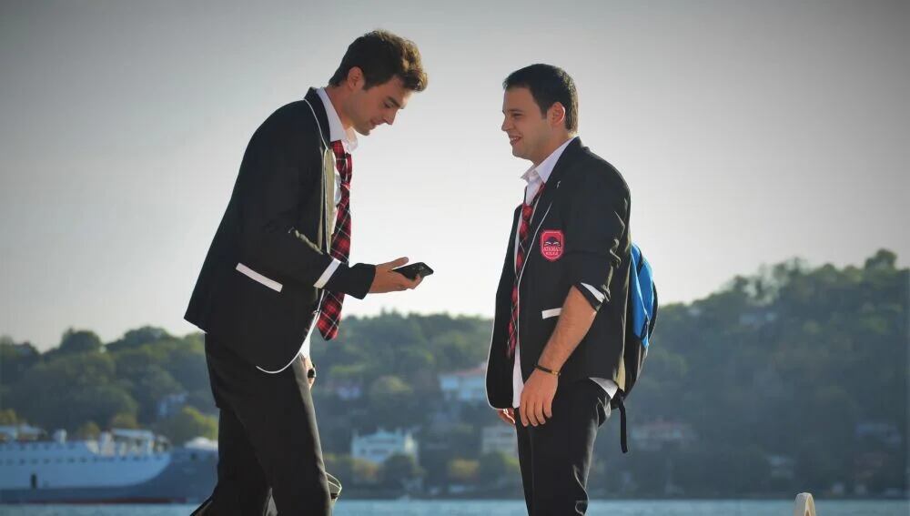 Ömer gana una beca en la telenovela turca "Hermanos" (Foto: NG Medya)