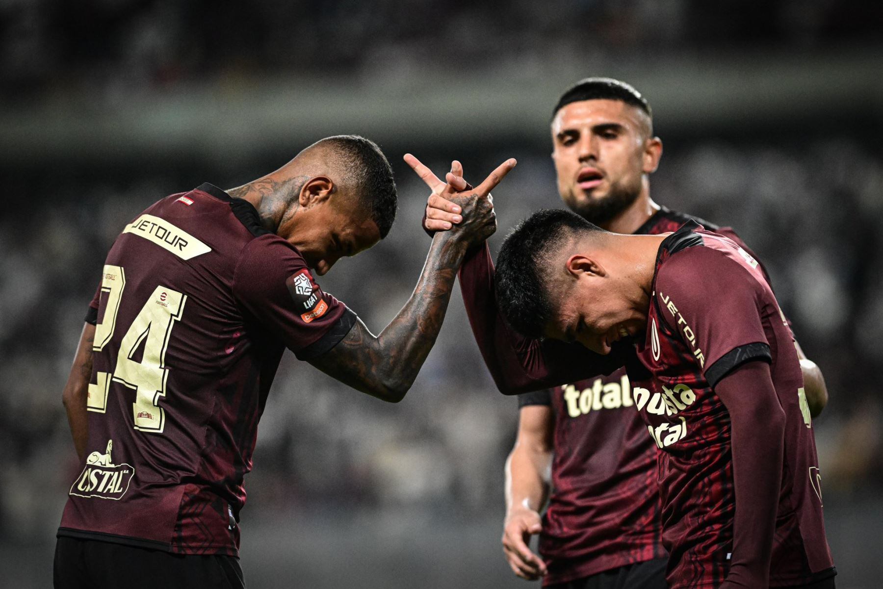 Andy Polo celebra con Piero Quispe y de fondo el chileno Ureña. Los tres deben ser claves el martes