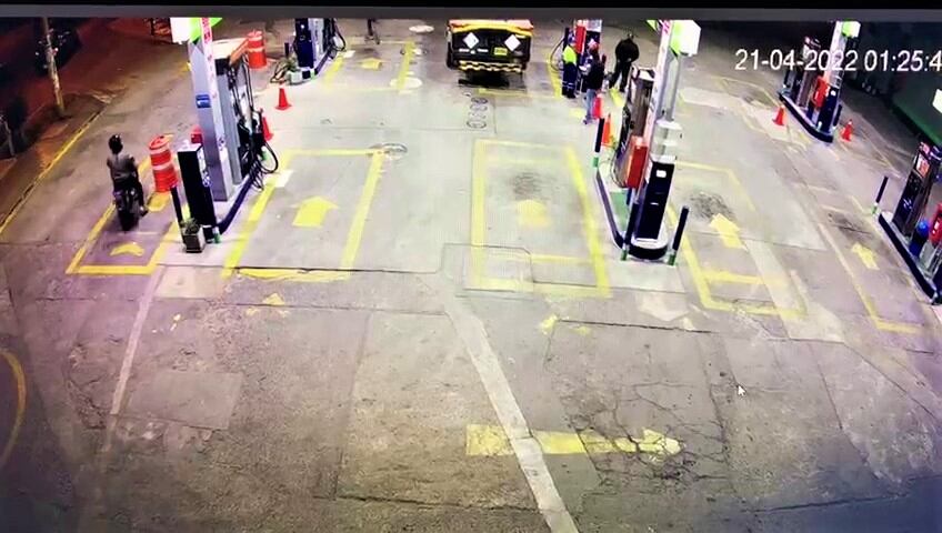 Hora del asalto. Venezolano que conducía la moto esperaba a su cómplice que encañonaba a trabajadora.