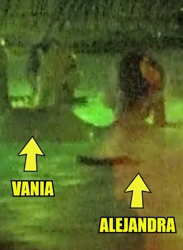 Vania Bludau y Alejandra Baigorria en la piscina