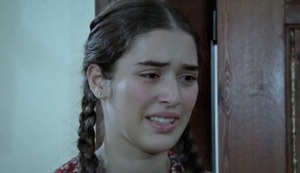 La nueva faceta de modelo de Çağla Şimşek, la actriz de “Elif” y “Esposa joven”