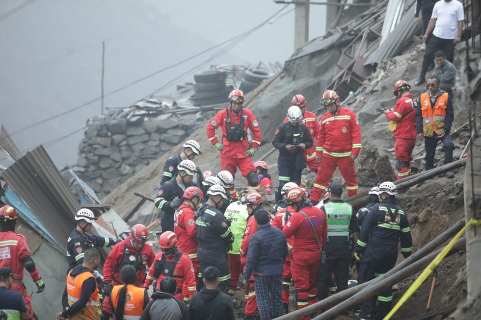 Retiran el cuerpo del menor de cuatro años sepultado dentro de su casa en Comas. Foto: britanie Arroyo/@photo.gec