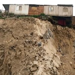 Puente Piedra: cerro cede y deja casa al borde del abismo