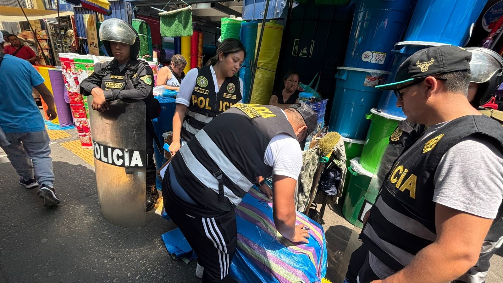 Policía Fiscal realizó operativos en el emporio comercial de Gamarra a fin de incautar cigarrillos traídos de contrabando por la frontera.