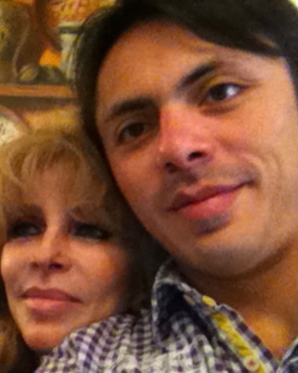 "La Chaparrita" con Michelle Castro, su hijo que nació en 1989 (Foto: Verónica Castro / Instagram)