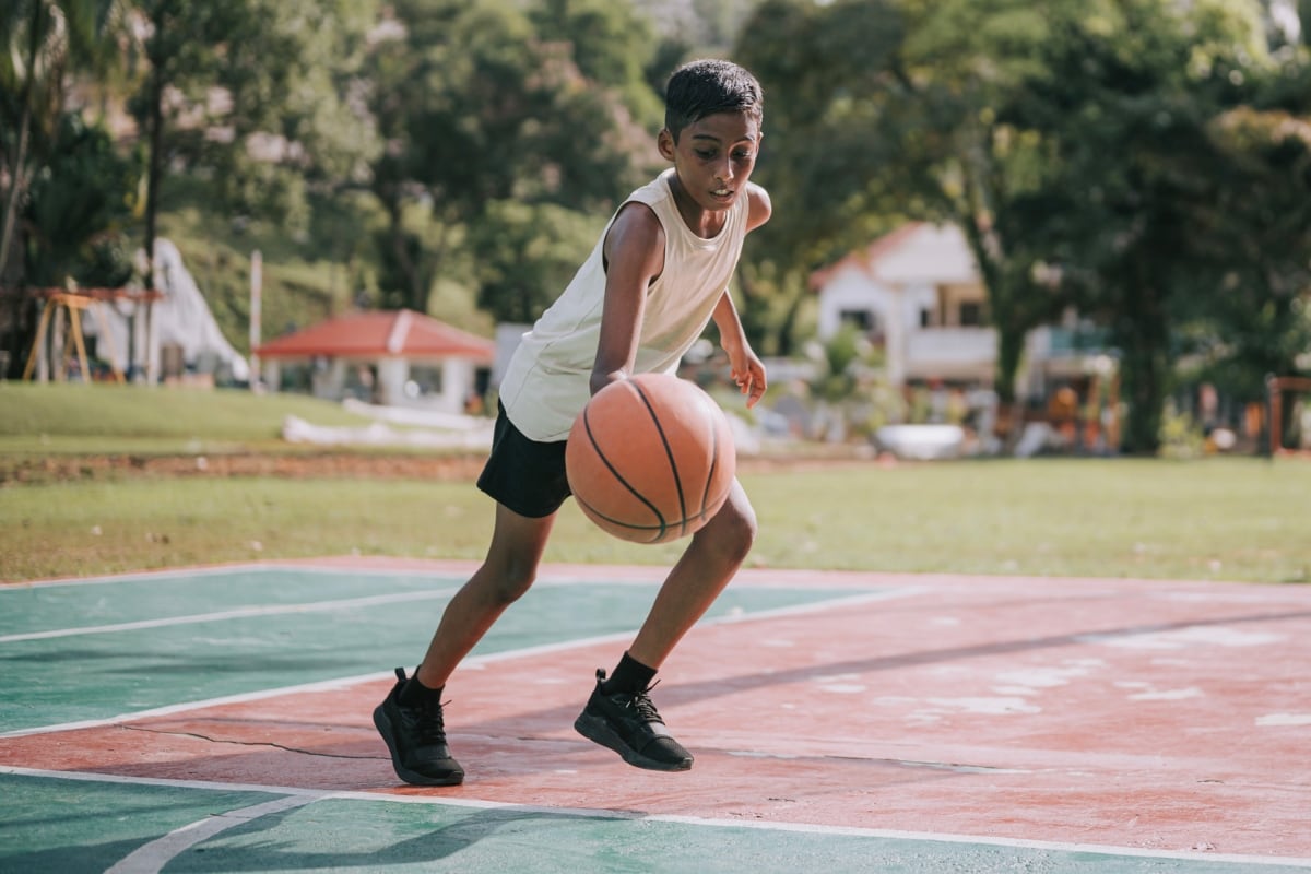 El básquet también favorece el crecimiento infantil. Foto: Istock.