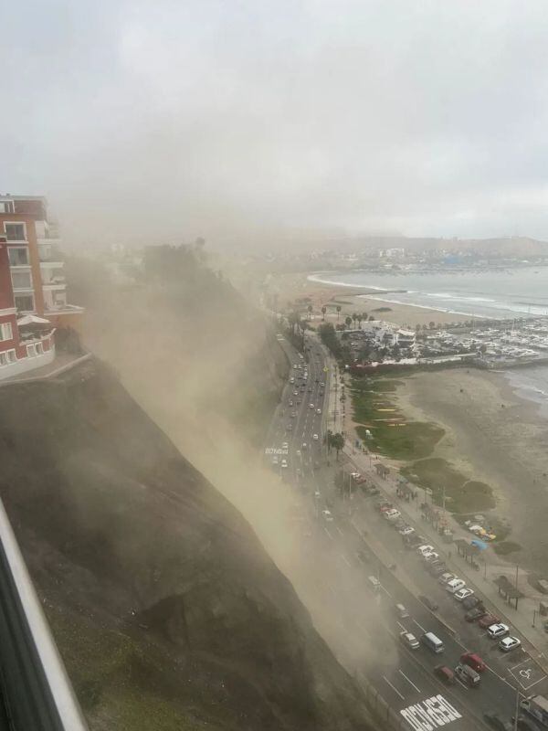 Reportan deslizamientos en la Costa Verde tras fuerte temblor en Lima