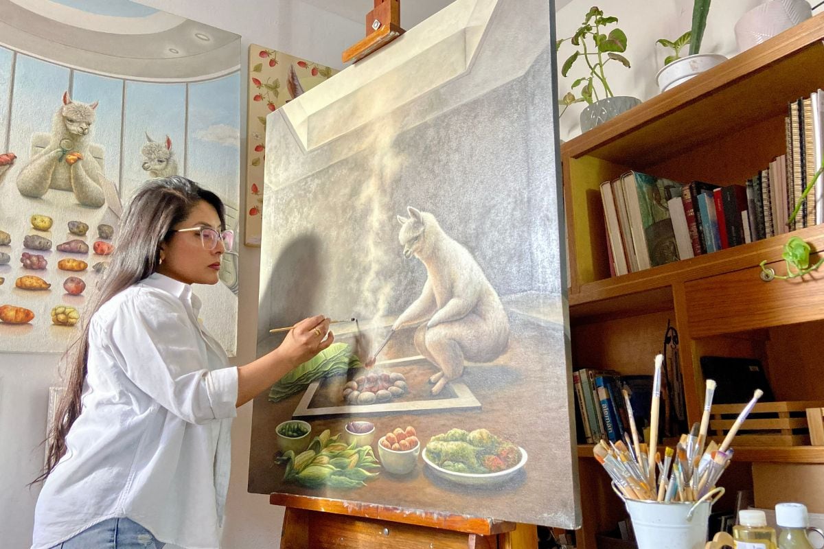 La artista arequipeña convirtió sus recuerdos de infancia en pinturas. Foto: Sol Alejo.