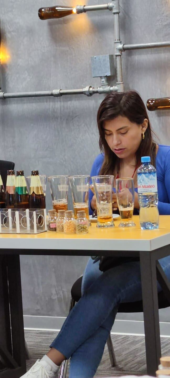 Elizabeth Muñoz anotando todo lo que está aprendiendo. ¡Bien ahí!