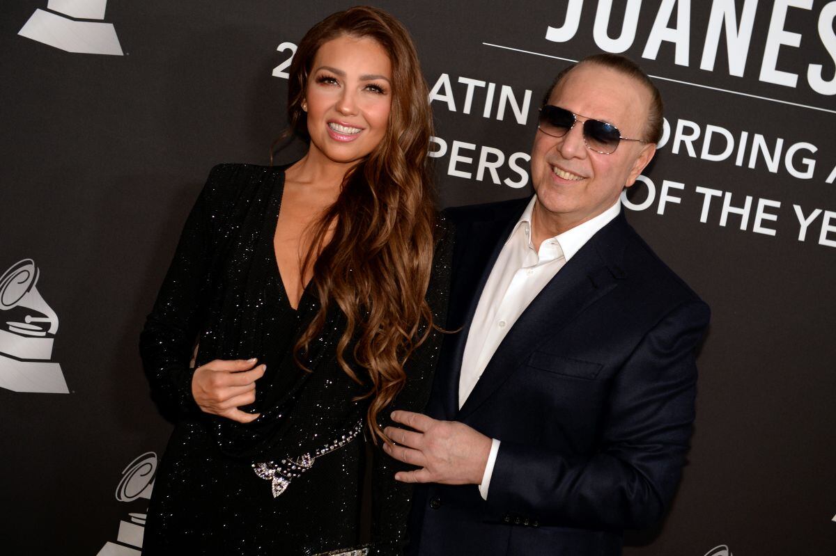 La cantante mexicana Thalía y el ejecutivo musical estadounidense Tommy Mottola (derecha) llegan a la gala Persona del Año de la Academia Latina de la Grabación 2019, en honor al músico colombiano Juanes. ( Foto: Bridget Bennett / AFP)