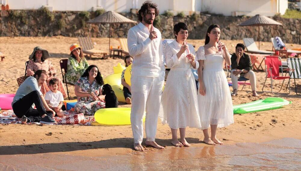 El día en la playa de los hermanos Derenoğlu en "Inocentes" (Foto: OGM Pictures)