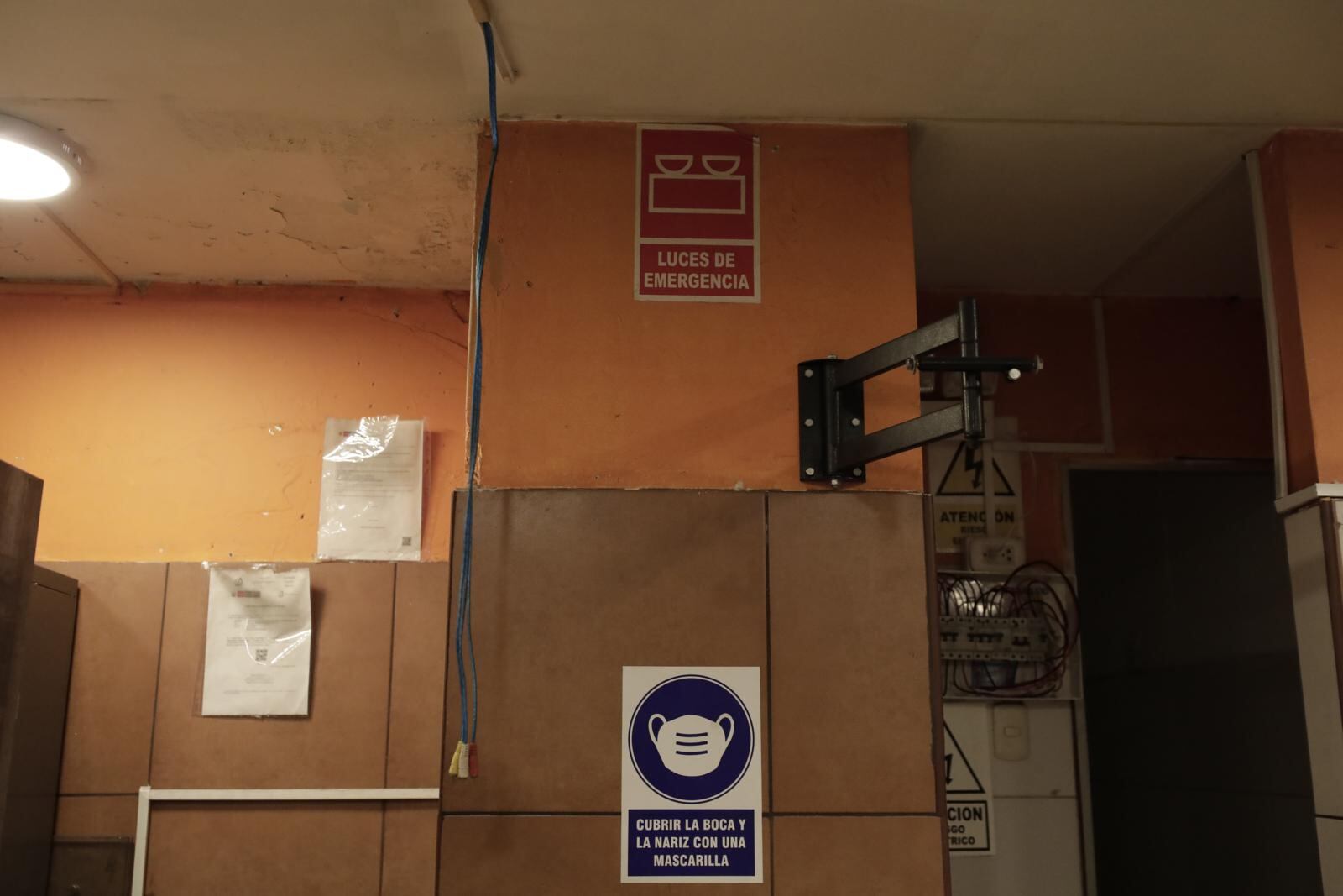 Para la fechoría, los ladrones violentaron los candados de la puerta y los lugares donde estaban los televisores. | Foto: Jessica Vicente