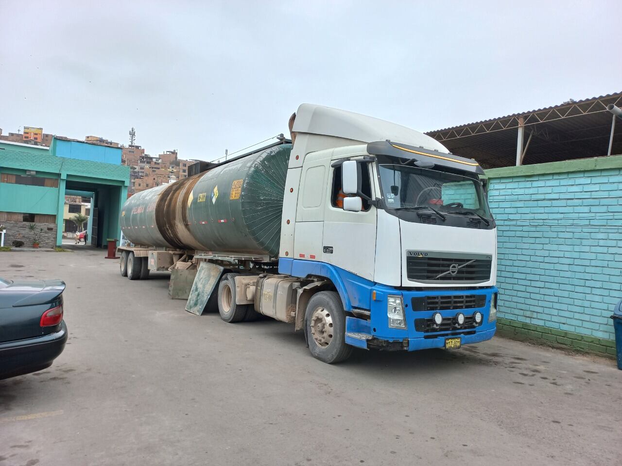 En esta cisterna traían camuflados los productos de contrabando.