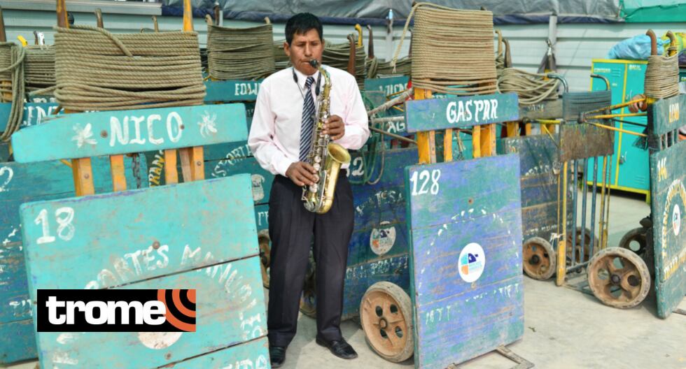 Cargador tiene orquesta folclórica y toca el saxofón