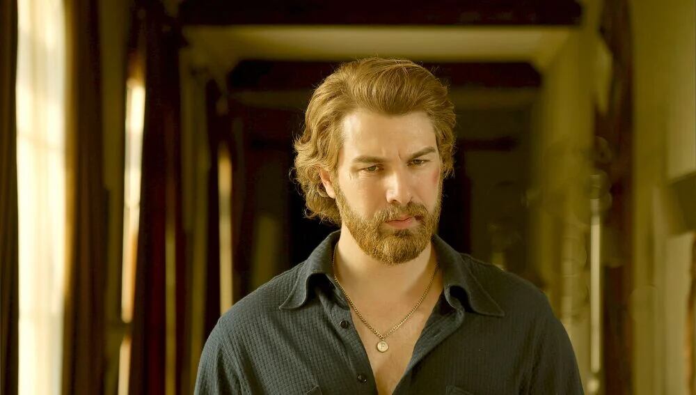 Fikret se ve obligado a comprometerse en la telenovela turca "Tierra amarga" (Foto: Tims & B Productions)