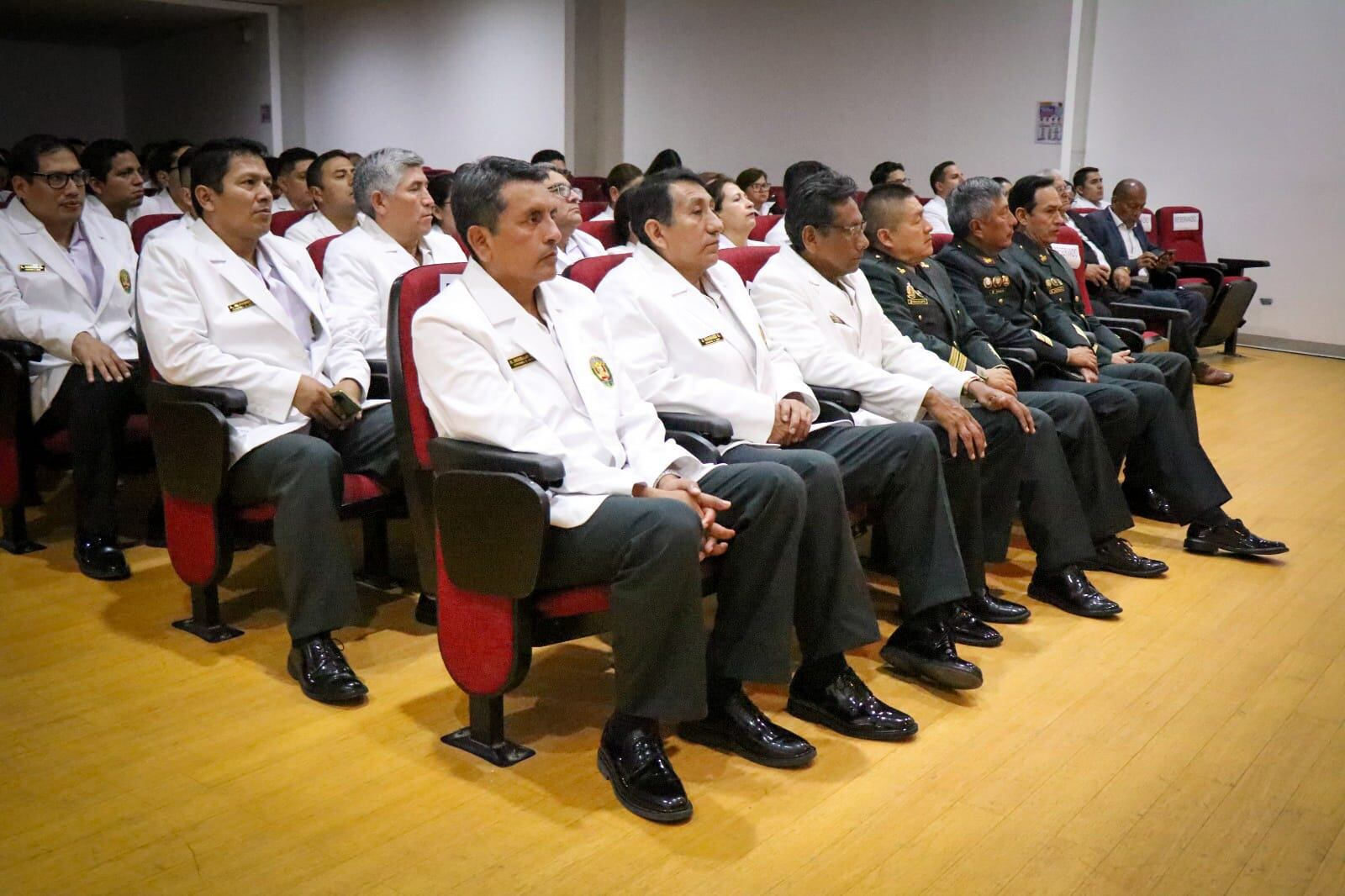 Integrantes del Colegio Odontológico del Perú con miembros de la Policía Nacional, participaron de la ceremonia de reconocimiento.