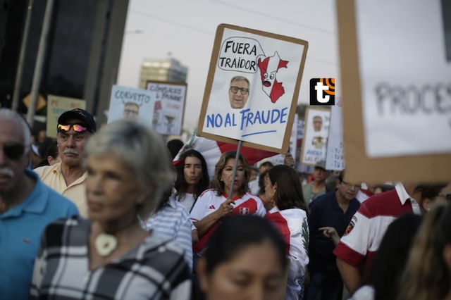 Cientos de personas se concentran en la Avenida de La Peruanidad en el Campo de Marte de Jesús María, para protestar contra el jefe de la ONPE Piero Corvetto y el presunto fraude reclamado por el partido de Renovación Popular.
Fotos: Julio Reaño/@photo.gec