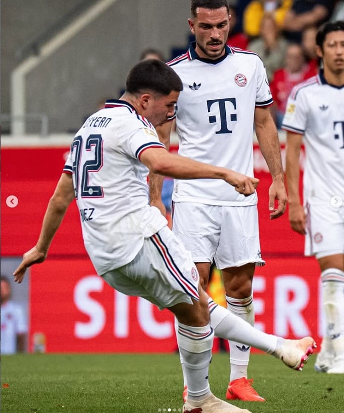 Magistral tiro libre de Felipes Chávez con el Bayern Múnich. (Redes sociales Bayern Múnich)