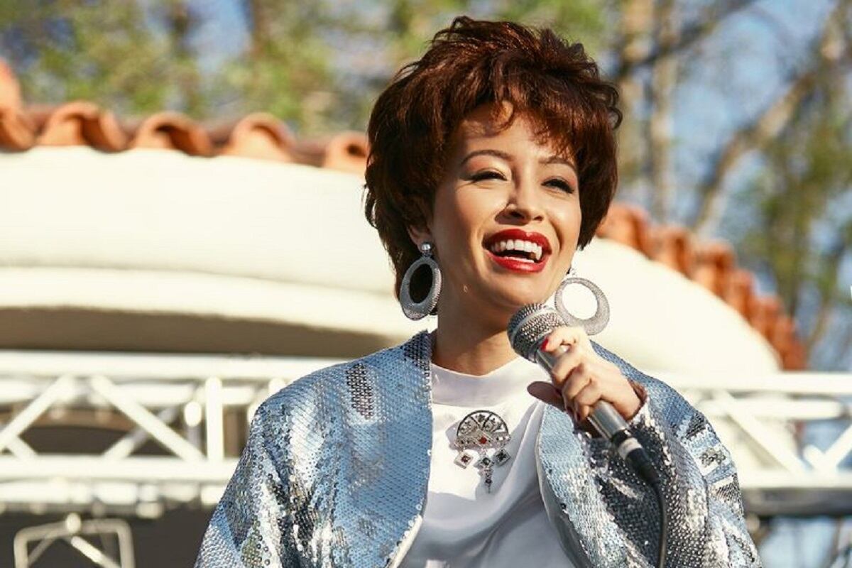 Christian Serratos se identifica con Selena porque también nació en Estados Unidos y su familia es mexicana (Foto: Netflix)