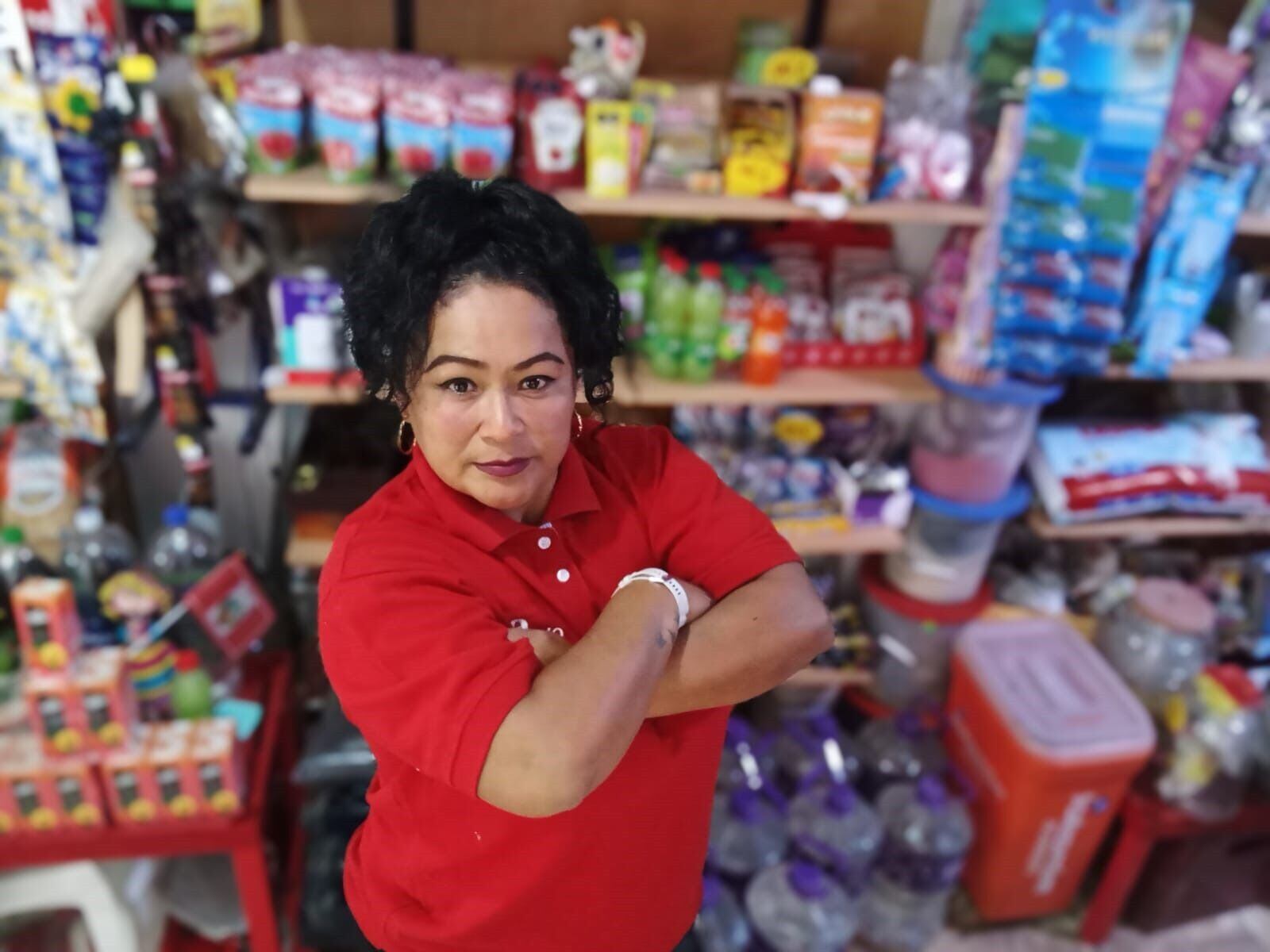 Bodeguera Karla Pacheco denuncia que desde hace cinco años vienen sufriendo extorsiones y gota a gota. Foto: Agremub.