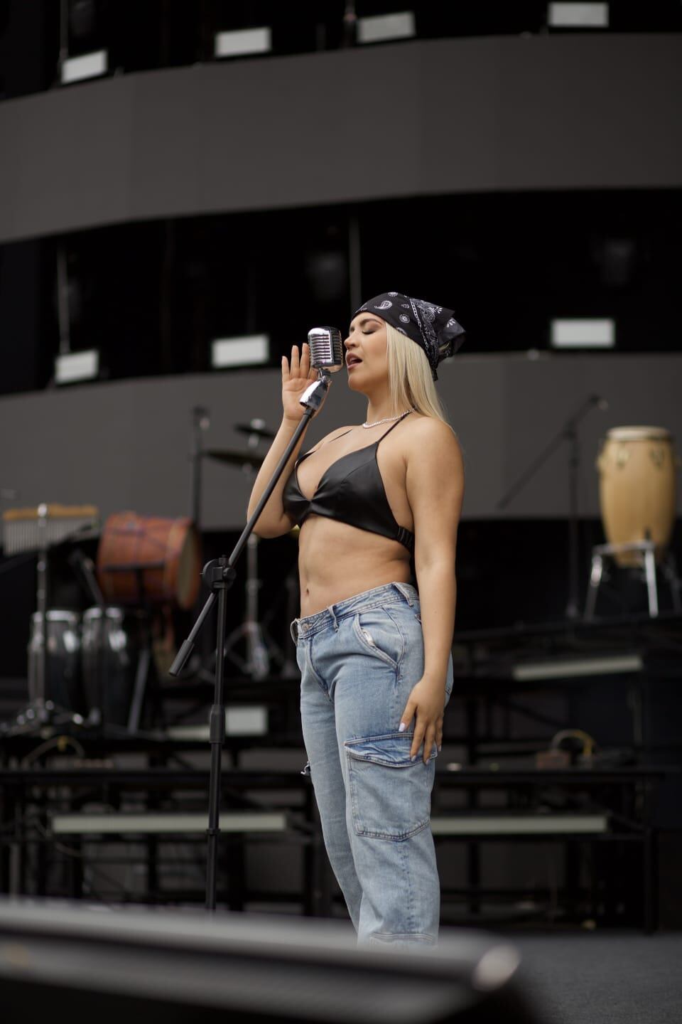 Artista peruana busca conquistar mercado internacional y estuvo en el mismo escenario con Carlos Vives y Sebastián Yatra.