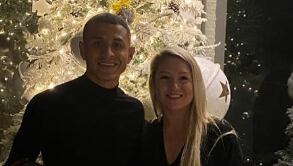 Yoshimar Yotún y su esposa