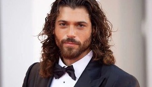 Can Yaman, el nuevo ángel de la guarda de los jóvenes, incluso en las discotecas