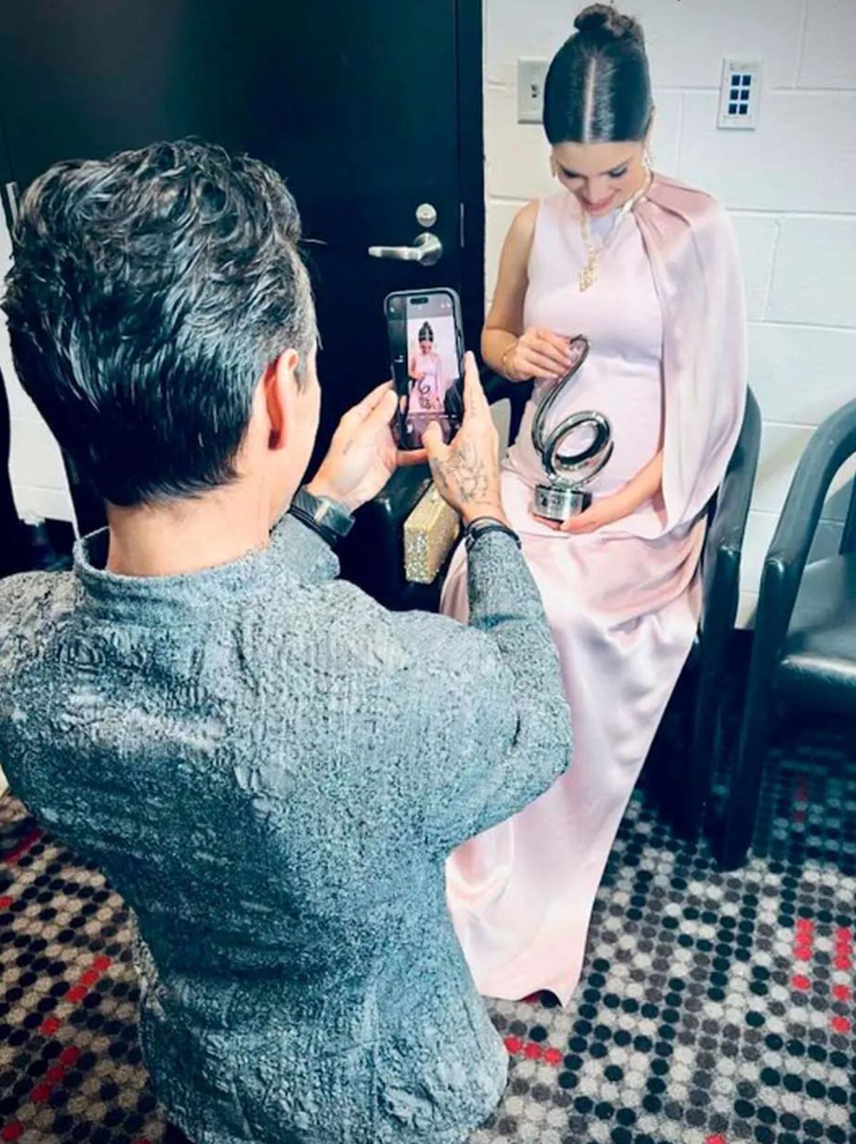 Marc Anthony celebrando su premio junto a Nadia Ferreira y a su bebé en camino (Foto: Nadia Ferreira/ Instagram)