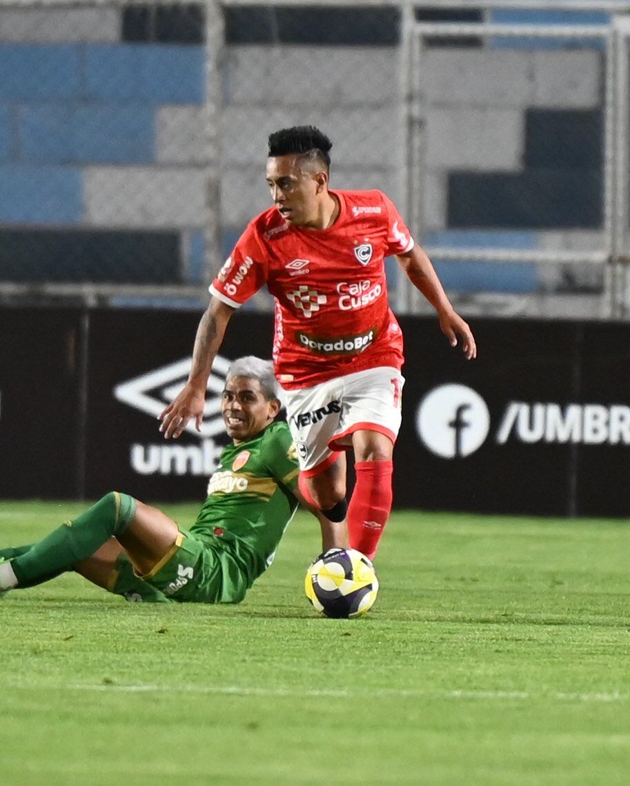 Christian Cueva el primero de sus goles, fue un golazo. (Cienciano)
