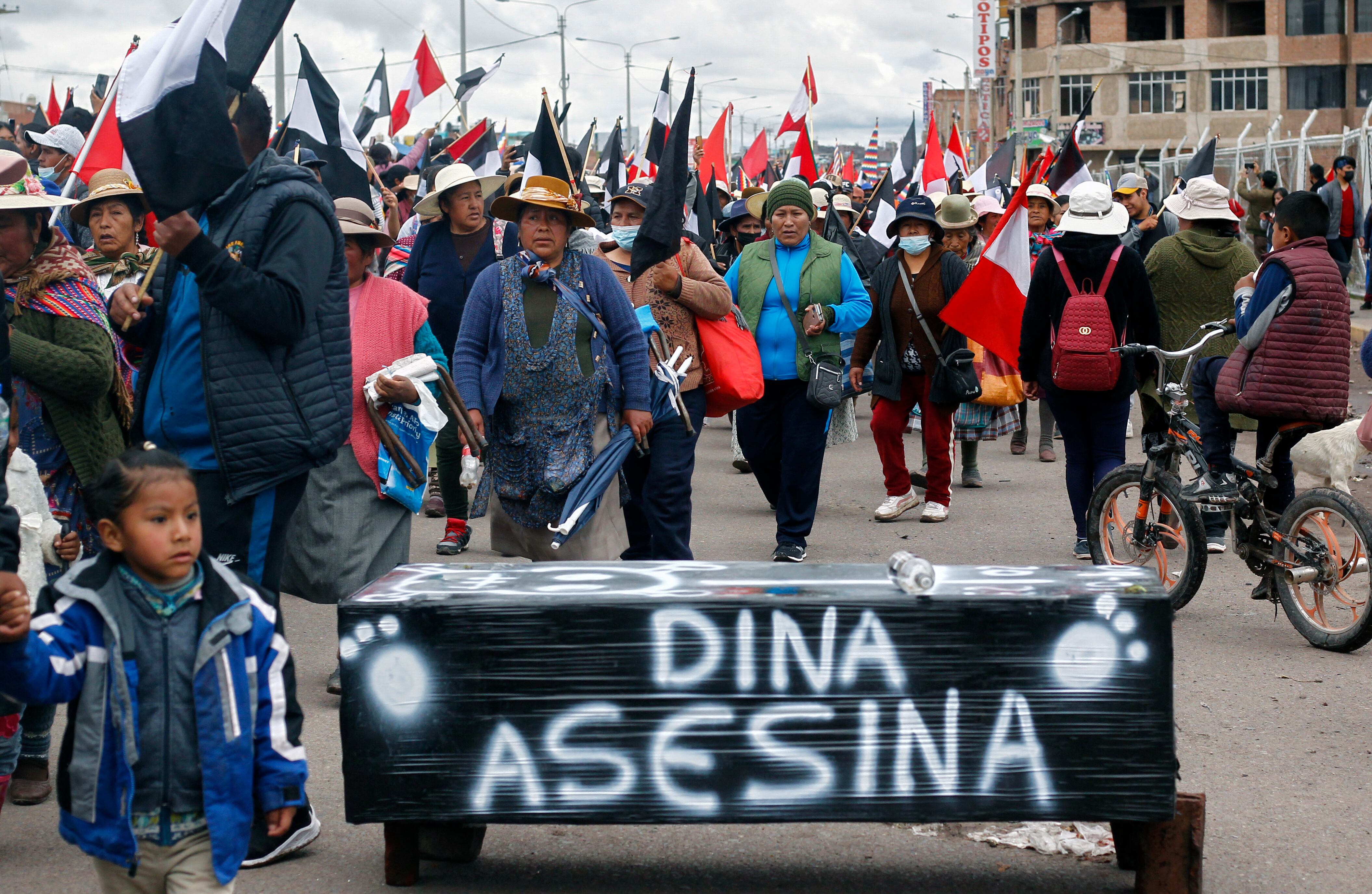 Dieciocho personas murieron en Juliaca durante un intento de toma del aeropuerto de la ciudad, dentro de las protestas contra Dina Boluarte en 2023. (Foto por Juan Carlos CISNEROS / AFP)