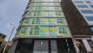 ¡Indignante! Almacén clandestino opera en el centro con fachada falsa hecha con una gigantografía de departamentos