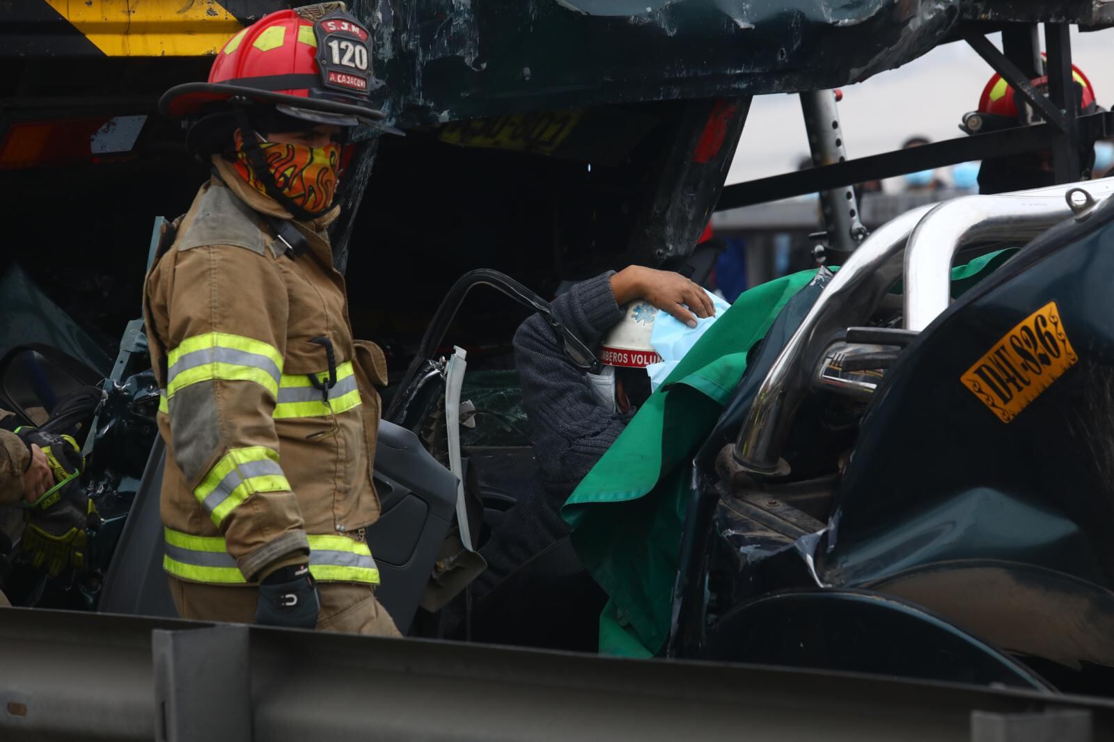 Chofer estuvo atrapado cuatro horas dentro de su vehículo. Por ratos movía las manos y hablaba con los bomberos. | Foto: Gonzalo Córdova