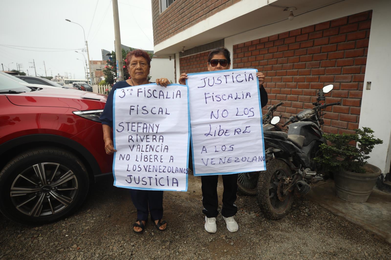 Agraviados y familiares pidieron a la Fiscalía que no liberen a los detenidos. | Foto: Diana Marcelo / Diario Trome