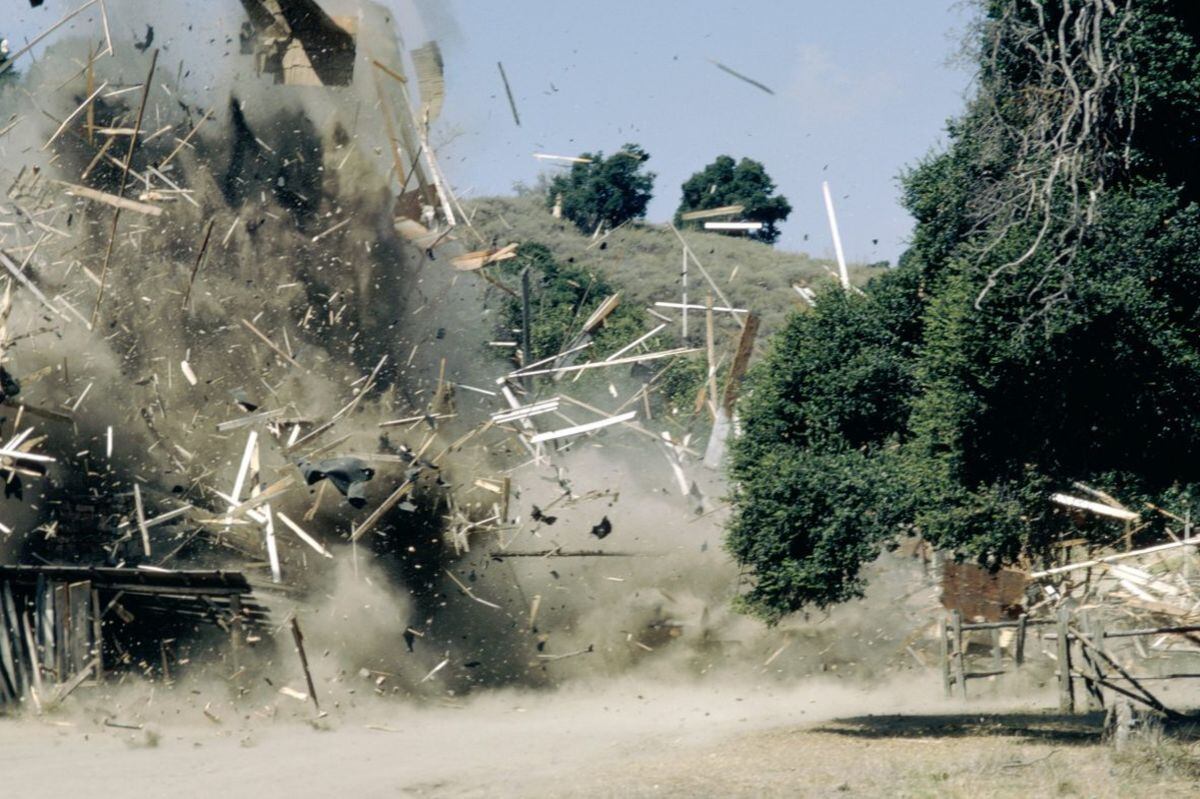 La explosión del set de "La familia Ingalls". (Foto: NBC)