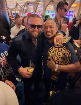 Luis Palomino junto a Conor McGregor.