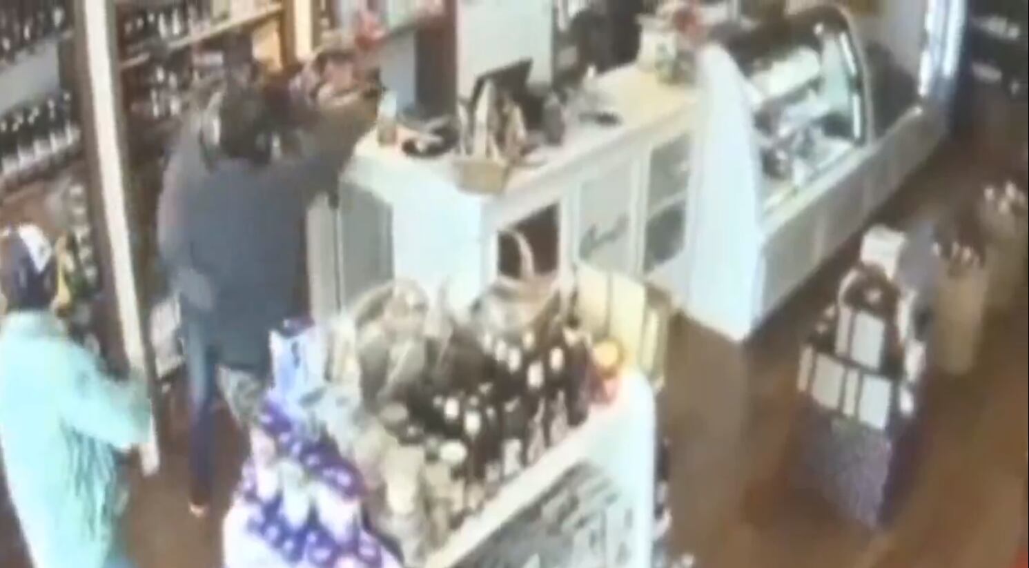 Maleantes encañonaron al dueño y a su trabajadora. Todo fue captado por las cámaras de seguridad del negocio.