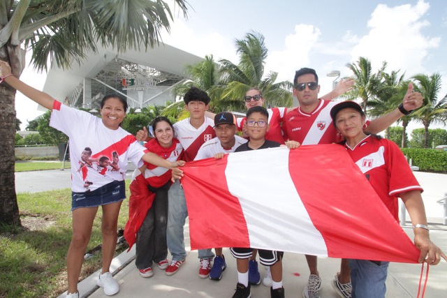 Aficionados vendieron platos típicos de ambos países fuera del Hard Rock Stadium. (Foto: Alan Ramírez /GEC)